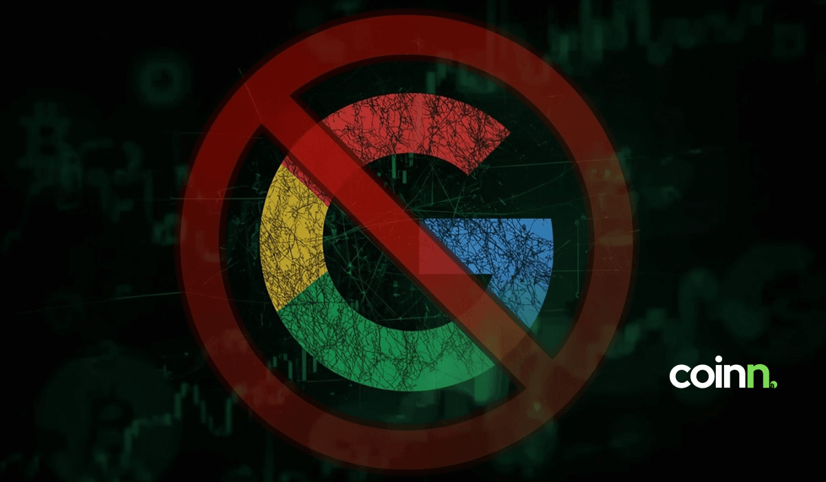 Logo Google Play z ikoną portfela krypto i komunikatem o blokadzie aplikacji w wybranych krajach.